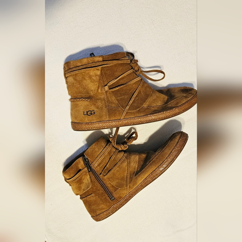 UGG Reid Womens Soft Suede Moccasins Size 8.5 Beige - Picture 2 of 6